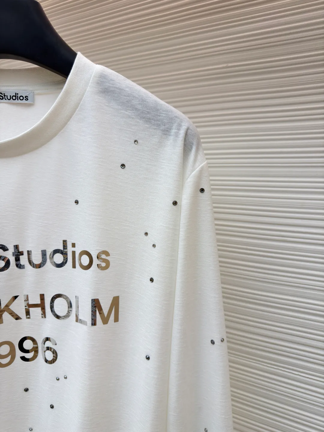 Acne Studios laser hot rhinestone long sleeves ●Original version: Purchased and developed by 3829 ●Item number: 1682157-A15 ●Fabric: linen fabric ●Technology: Printed heat transfer ●Color: white ●Type: loose version ●Weight: about 215 grams ●Size: S-M-L ●Description: The original version was purchased from Hangzhou National Specialty School for 4700. The fabric is made of 85% cotton + 15% linen. Printed heat transfer technology + imported laser material. It is paired with positioning hot-drilling technology. Customized accessories. Same style for men and women. Full of street feel. The workmanship details are very good. The overall wiring is straight and delicate, the fabric is comfortable and soft, and the color is consistent without color difference. It can be matched with the same style to create a fashionable look and control various occasions. Customized accessories, complete with three standards, same style for men and women!